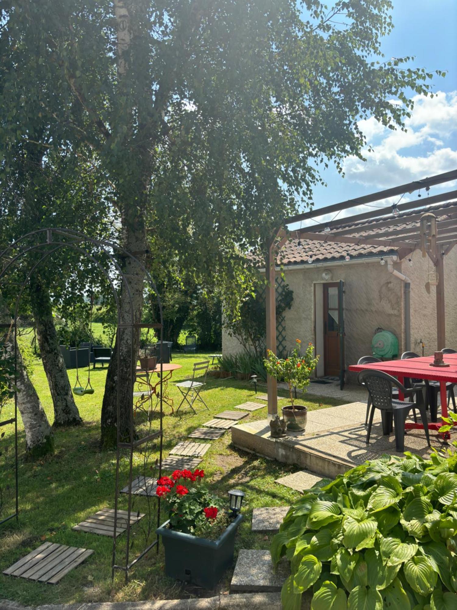 Studio En Auvergne Le Ruisseau Lejlighed Saint-Priest-Bramefant Eksteriør billede